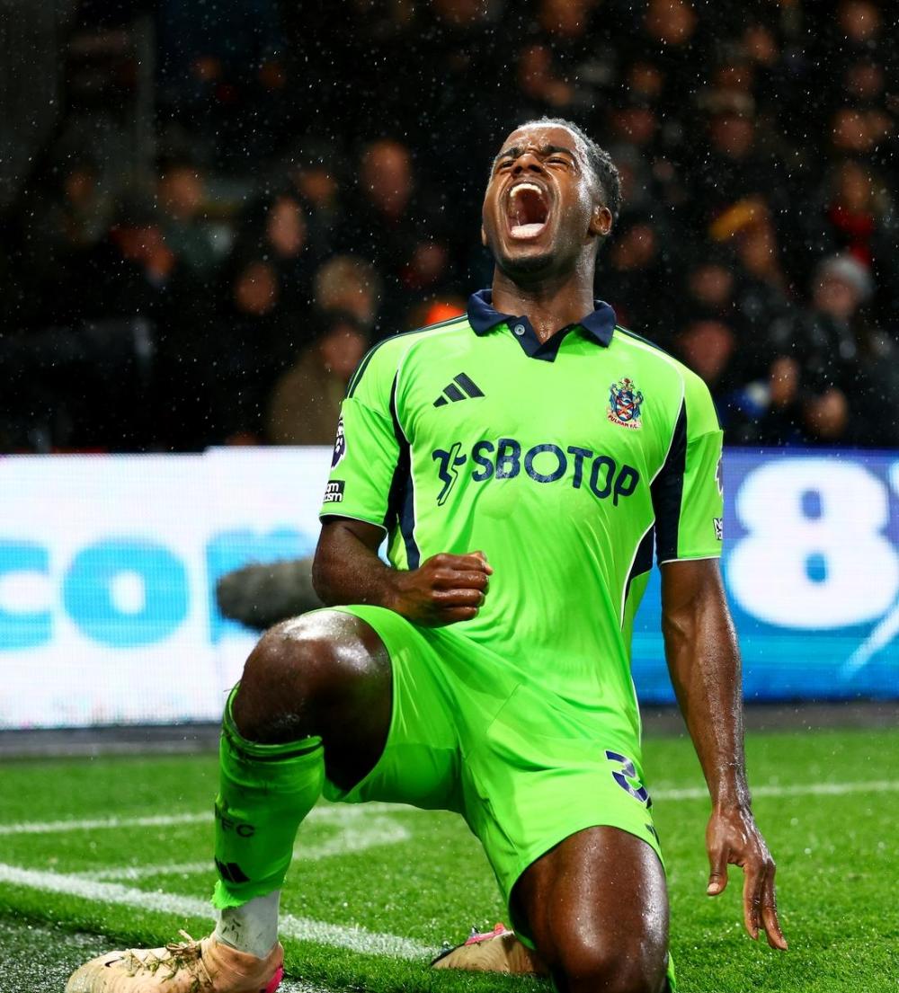 英雄联盟官网-转折点！费城76人回应争议，英超国际比赛日攻防权衡，赛场秩序良好，阵容厚度经受考验(费城76人再遇伤病考验)